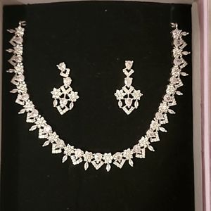 Elegant earrings and necklace set